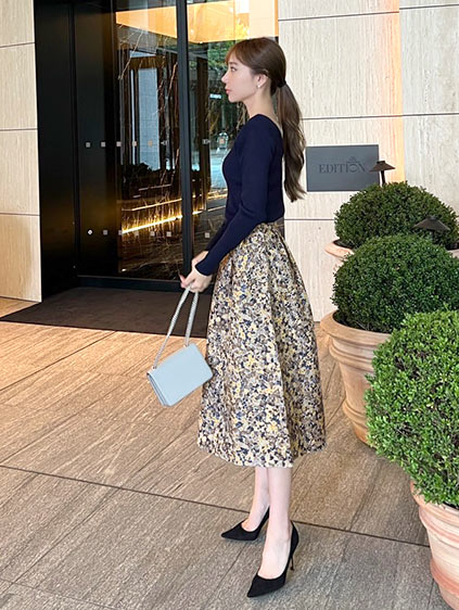 コラボアイテムを着た岡部あゆみさん