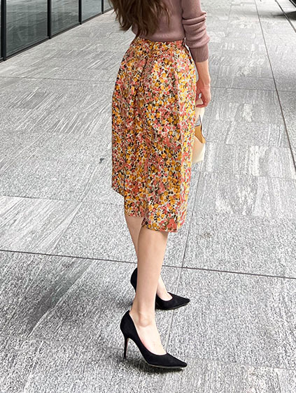 コラボアイテムを着た岡部あゆみさん