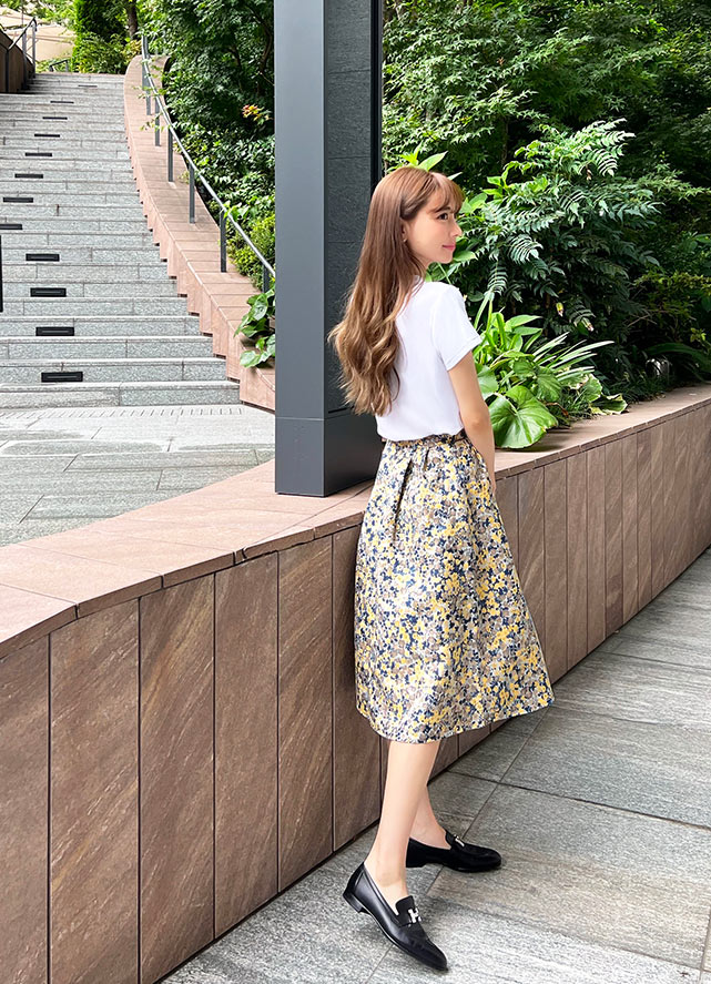コラボアイテムを着た岡部あゆみさん