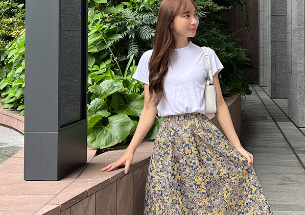 コラボアイテムを着た岡部あゆみさん